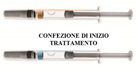 Две горизонтальные шприца на белом фоне с надписью CONFEZIONE DI INIZIO TRATTAMENTO между ними, одна с охристой жидкостью и