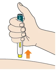 A hand holding a white and blue injection pen above the skin of a thigh with an orange arrow pointing towards the