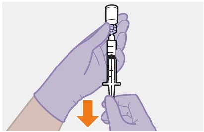 Mani guantate che tengono una siringa con liquido scuro sotto un flacone bianco con una freccia arancione rivolta verso il basso