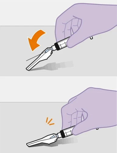 Una mano impugna un dispositivo medico inclinandolo verso il basso con una freccia arancione e poi appoggiandolo in piano su una superficie