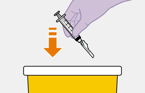 Una mano tiene una siringa con ago puntato verso il basso con una freccia arancione che indica il movimento di inserimento in un contenitore giallo