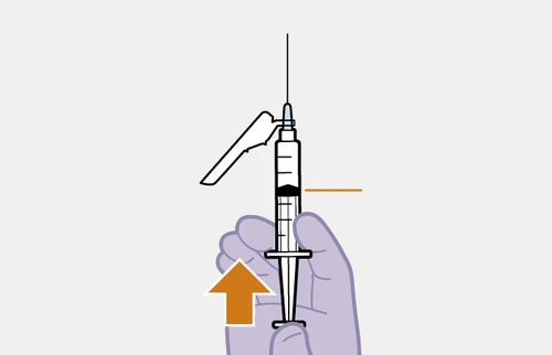 Illustrazione di una mano che impugna una siringa con un ago rivolto verso l'alto e una freccia arancione che punta verso l'alto