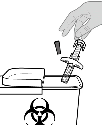 Una mano tiene una siringa con cappuccio rimosso sopra un contenitore per rifiuti biologici con simbolo di rischio biologico