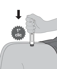 Una mano impugna un dispositivo medico appoggiandolo sulla pelle del gluteo con una freccia verso il basso e un simbolo di primo clic