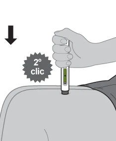 Una mano impugna un dispositivo medico cilindrico appoggiato sulla coscia con una freccia verso il basso e un cerchio con la scritta 2° clic