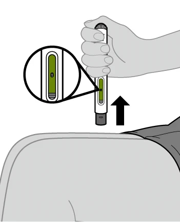 Una mano impugna una penna iniettiva con una freccia nera verso l'alto e un ingrandimento che mostra il livello del liquido verde all'interno
