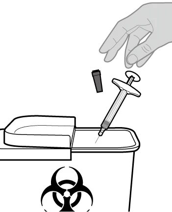 Una mano che lascia cadere il cappuccio di una siringa all'interno di un contenitore per rifiuti biologici pericolosi per lo smaltimento sicuro