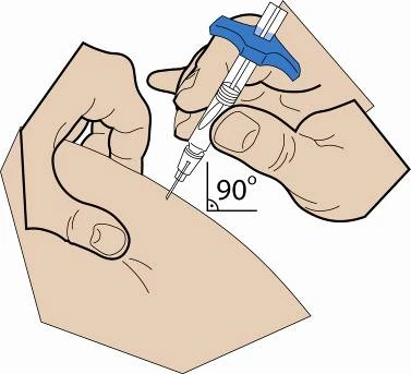 Due mani che impugnano una siringa per iniettare un farmaco nella pelle con un angolo di 90 gradi indicato da un simbolo grafico
