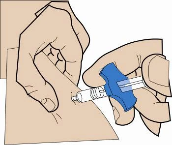 Una mano tiene la pelle tesa mentre l'altra impugna una siringa con ago per effettuare un'iniezione sottocutanea
