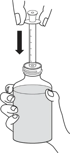 Due mani che inseriscono l'ago di una siringa graduata in un flaconcino di vetro contenente un liquido con una freccia nera verso il basso
