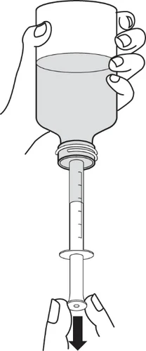 Due mani tengono un flacone di vetro riempito di liquido con una siringa inserita nel collo per aspirare il contenuto verso il basso