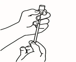 Due mani tengono una siringa con ago e fiala per preparare l'iniezione medica con precisione