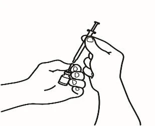 Due mani che preparano un farmaco, una tiene un piccolo flacone di vetro mentre l'altra inserisce l'ago di una siringa nel tappo