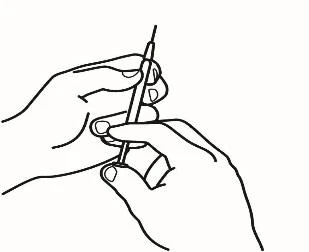 Due mani che tengono una siringa con l'ago rivolto verso l'alto per preparare l'iniezione con un gesto preciso e controllato