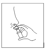 Disegno lineare di una mano che tiene uno spray nasale e lo inserisce delicatamente in una narice di un profilo umano