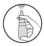 Una mano impugna un flacone spray per l'applicazione nasale all'interno di un cerchio nero su sfondo bianco