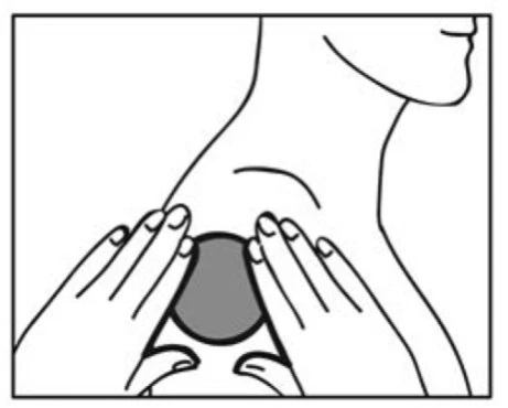 Disegno in bianco e nero che mostra due mani che premono delicatamente un cerchio grigio sulla parte superiore del petto di una persona
