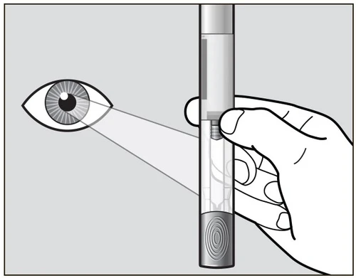 Una mano tiene una penna iniettiva mentre una linea visiva collega l'occhio dell'utente alla finestra di controllo trasparente del dispositivo