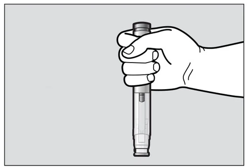 Una mano impugna verticalmente una penna iniettrice medica con il pollice premuto sulla parte superiore del dispositivo
