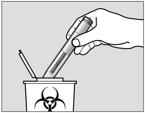 Una mano tiene una penna iniettore inclinata per inserirla in un contenitore per rifiuti biologici con simbolo di rischio biologico