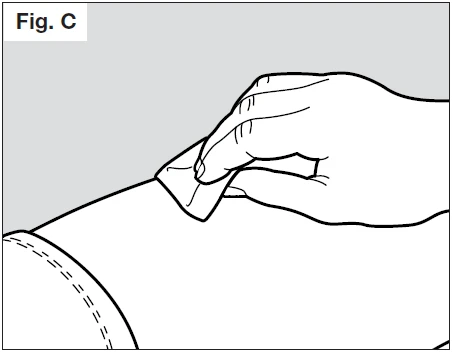 Una mano applica un cerotto o una medicazione sulla parte superiore di un arto o di una zona del corpo con linee tratteggiate di contorno