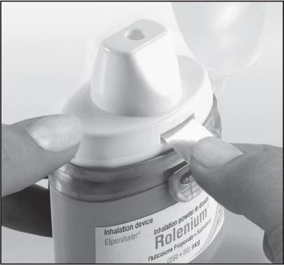 Due mani tengono un dispositivo di inalazione Rolenium Elpenhaler con un dosatore di polvere per Fluticasone Propionato e Salmeterolo