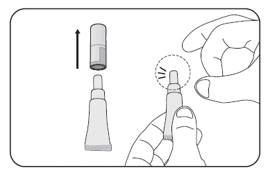 Disegno tecnico che mostra una mano che rimuove il cappuccio protettivo da un dispositivo medico tramite un movimento verso l'alto indicato da una freccia