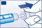 Una mano impugna una penna iniettore azzurra e la posiziona contro la pelle del corpo con una freccia blu che indica la direzione del movimento