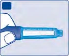 Una mano tiene orizzontalmente una penna iniettore medica di colore blu e bianco su uno sfondo azzurro chiaro