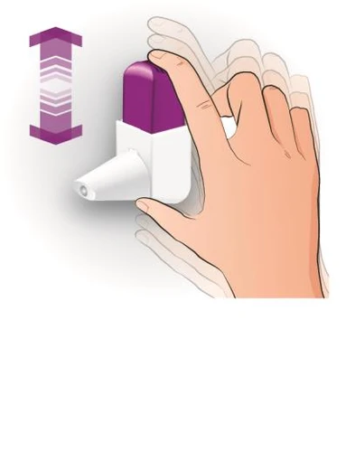 Una mano preme con forza verso il basso un dispositivo medico bianco con cappuccio viola seguendo la direzione indicata da una freccia viola