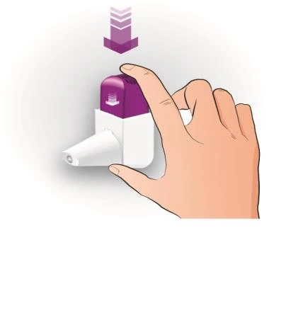 Una mano preme il dito sulla parte superiore di un dispositivo medico bianco e viola con una freccia viola che indica il movimento verso il basso