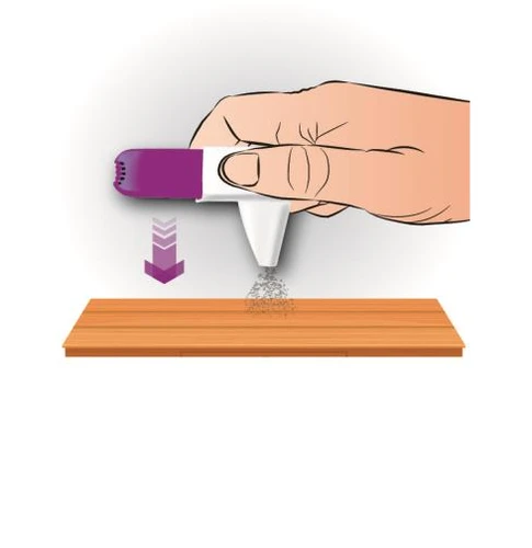Una mano impugna un dispositivo medico bianco e viola che spruzza un liquido su una superficie piana di legno con una freccia verso il basso