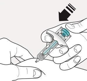 Disegno in bianco e nero che mostra due mani che impugnano un dispositivo medico per l'iniezione sottocutanea sulla pelle con una freccia nera