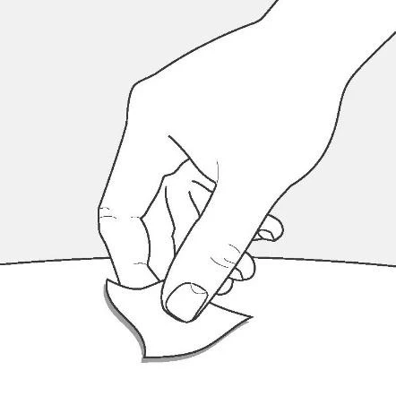 Disegno lineare di una mano che applica un cerotto o un piccolo adesivo su una superficie piana e chiara