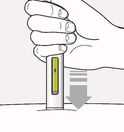 Una mano stringe un dispositivo medico verticale con una finestra gialla mentre una freccia grigia indica il movimento verso il basso verso la pelle