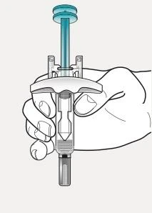 Una mano tiene verticalmente una siringa con pistone azzurro e corpo trasparente che mostra il liquido interno e un cappuccio alla base