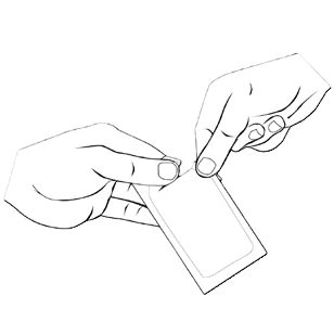 Due mani che tengono e aprono un piccolo involucro rettangolare di plastica o carta per estrarre il contenuto del farmaco