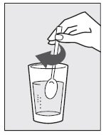 Una mano tiene un cucchiaino e lo inserisce in un bicchiere d'acqua con una freccia curva che indica il movimento di mescolamento