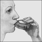 Disegno in bianco e nero di una persona di profilo che tiene un contenitore con entrambe le mani e lo porta alla bocca per bere