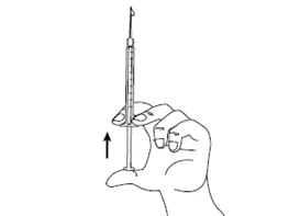 Una mano impugna verticalmente una siringa con ago rivolto verso l'alto e una freccia nera indica il movimento verso l'alto del pistone