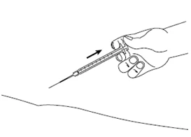 Una mano impugna una siringa con ago sottile e la spinge in avanti verso una superficie cutanea con una freccia che indica la direzione del movimento