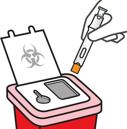 Una mano tiene una penna iniettore pronta per essere inserita in un contenitore per rifiuti biologici con simbolo di rischio biologico