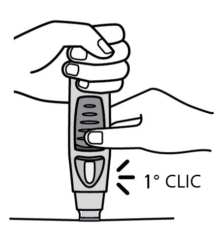 Due mani impugnano un dispositivo medico cilindrico con un dito premuto su un tasto centrale e la scritta 1° CLIC accanto alla base
