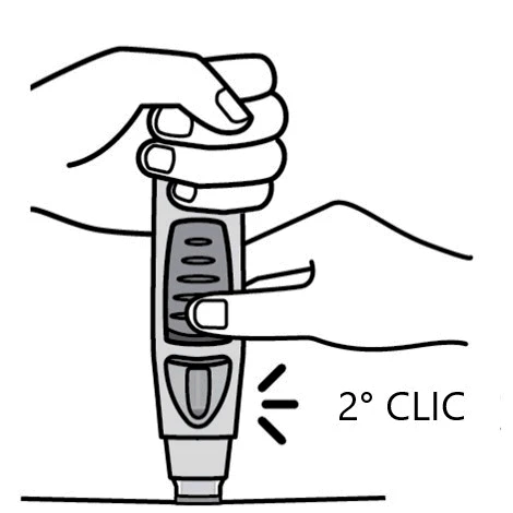 Disegno in bianco e nero che mostra due mani che impugnano un dispositivo medico con il dito premuto su un tasto e la scritta 2° CLIC