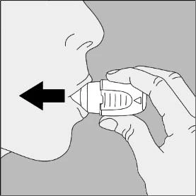 Profilo di un volto che tiene un inalatore bianco vicino alla bocca con una freccia nera che indica l'inserimento del dispositivo