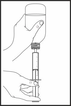 Una mano tiene un flacone di vetro mentre l'altra impugna una siringa per aspirare il liquido tramite l'ago collegato al flacone