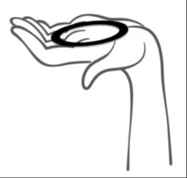 Disegno lineare di una mano aperta con il palmo rivolto verso l'alto e un cerchio nero marcato sulla parte centrale del palmo