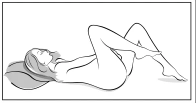 Disegno lineare di una donna con i capelli lunghi che giace sdraiata su un fianco con le ginocchia flesse e la testa appoggiata su un cuscino
