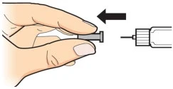 Una mano tiene un piccolo contenitore grigio e lo sposta verso sinistra con una freccia nera per agganciarlo a un dispositivo con ago