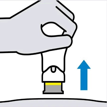 Illustrazione di una mano che impugna un dispositivo medico bianco con una freccia blu rivolta verso l'alto che indica il movimento di estrazione